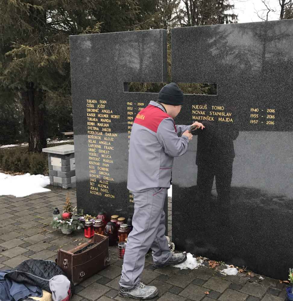 Kamnoseštvo GRAMA Vam nudi hitro in kvalitetno montaža kovinskih črk na nagrobnike po terenu in popravila obstoječih nagrobnikov